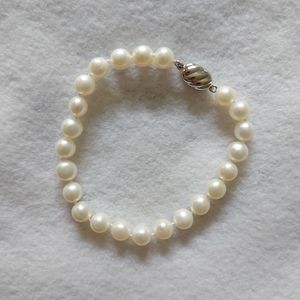 Pearl beaded bracelet with clasp